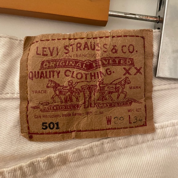 Levi’s White Denim Shorts with fun pattern detail! - Picture 3 of 6